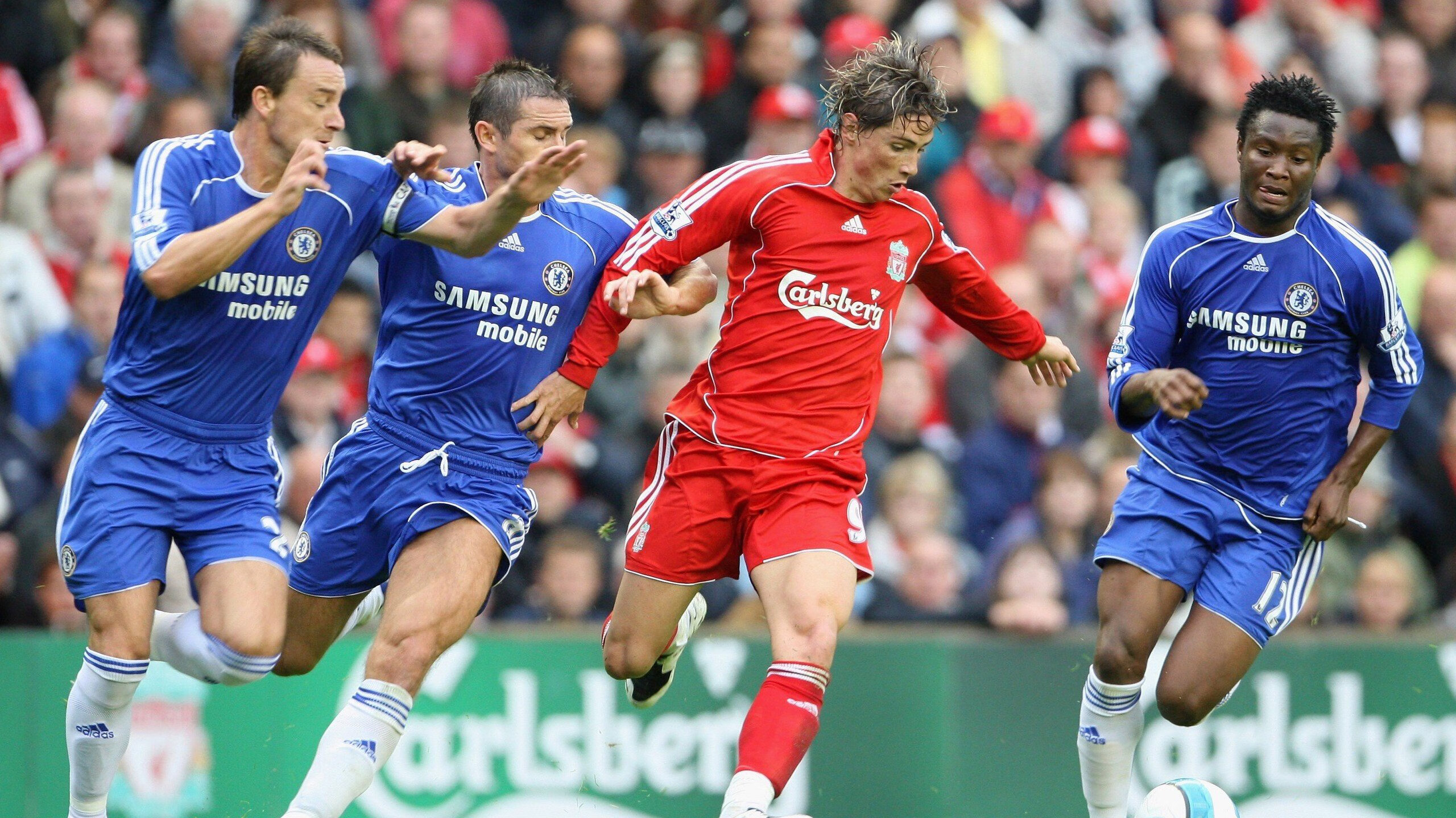 训练场地翻新完成球员训练积极性高涨表现更为投入，球场翻新方案